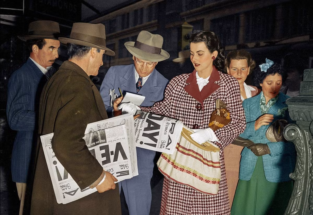 Cô Margaret Sevilla mua số báo đưa tin về chiến thắng của quân Đồng Minh ở Los Angeles ngày 7/5/1945. Ảnh: Vintag.