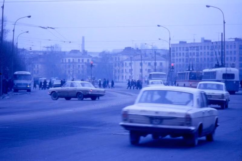 Giao thông ở khu Kirov của Leningrad. Ảnh: Michael Neubert.