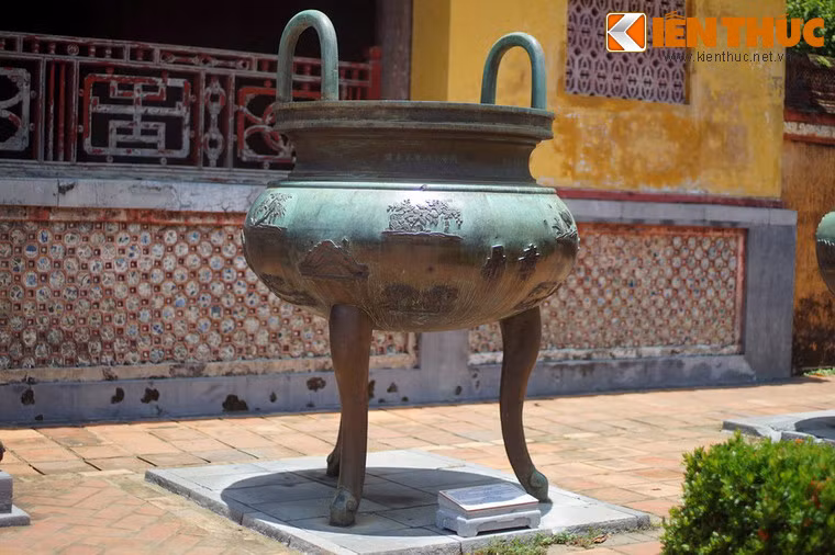 Bảo vật quốc gia - Cửu Đỉnh nhà Nguyễn ở Hoàng thành Huế là một bộ sưu tập những hình ảnh mang tính biểu tượng về nước Việt xưa. Hình tượng các loài động vật được thể hiện trên Cửu Đỉnh rất phong phú và sinh động, trong đó loài tê giác được khắc ở Chương Đỉnh, chiếc đỉnh thứ ba.