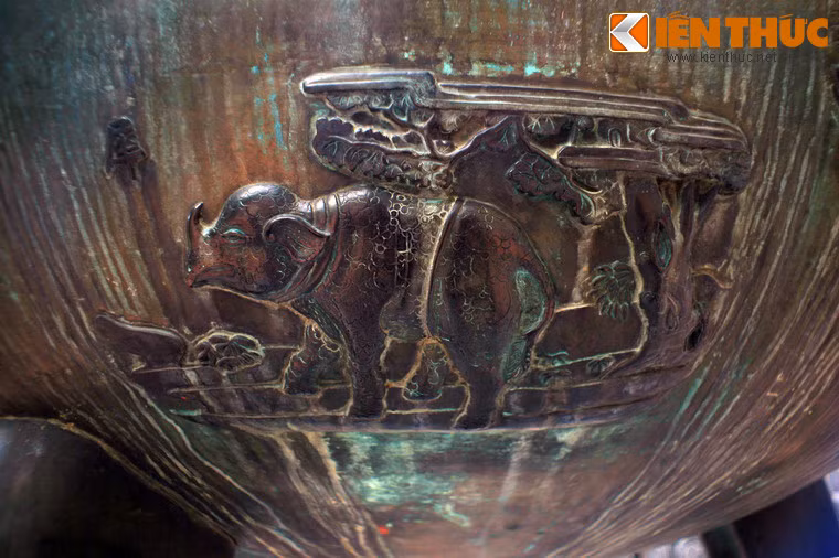 Hình tượng tê giác trên Chương đỉnh được tái hiện trong khung cảnh rừng rậm với những đường nét rất sinh động.