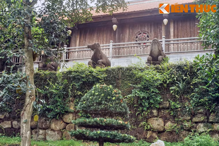 Theo văn bia “Vạn Phúc đại thiền tự bi” dựng năm 1686 nói về việc xây chùa Phật Tích thì các bức tường này được tạc cùng thời điểm xây dựng chùa. Trên bia có đoạn khắc: "Điện ấy đã rộng, lại to, sáng sủa và lớn. Trên bậc thềm đằng trước có bày 10 con thú, phía sau có ao rồng...".