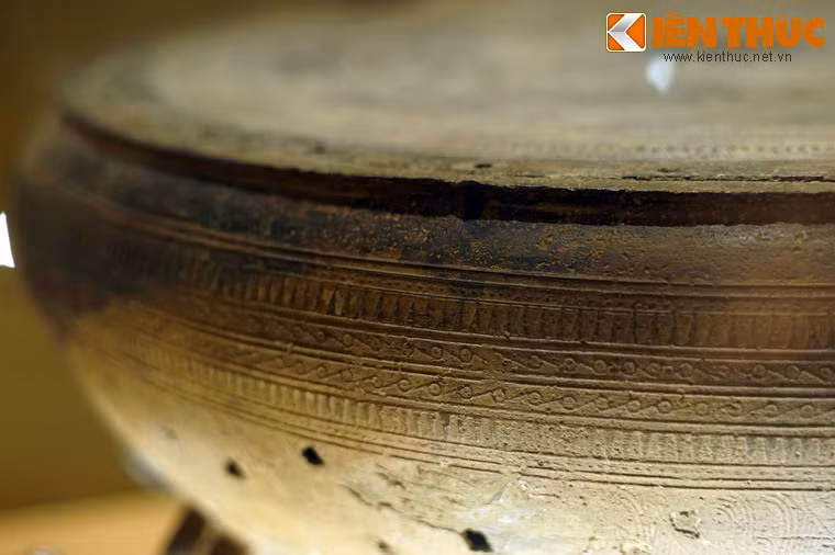 Tang trống có 5 vành hoa văn. Vành số 1 và 4 là hoa văn răng cưa, vành số 2, 3 là hoa văn vòng tròn đồng tâm có tiếp tuyến.