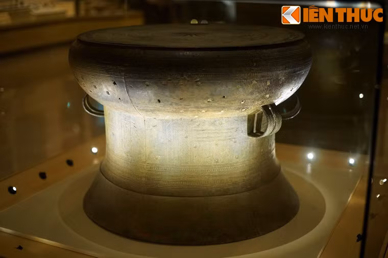 Trống Hoàng Hạ được phát hiện khi đào mương tại thôn Hoàng Hạ, huyện Phú Xuyên, tỉnh Hà Đông (nay là xã Văn Hoàng, huyện Phú Xuyên, thành phố Hà Nội) vào năm 1937. Trống được lưu giữ tại bảo tàng Louis Finot (nay là Bảo tàng Lịch sử Quốc gia) ngay sau khi phát hiện.