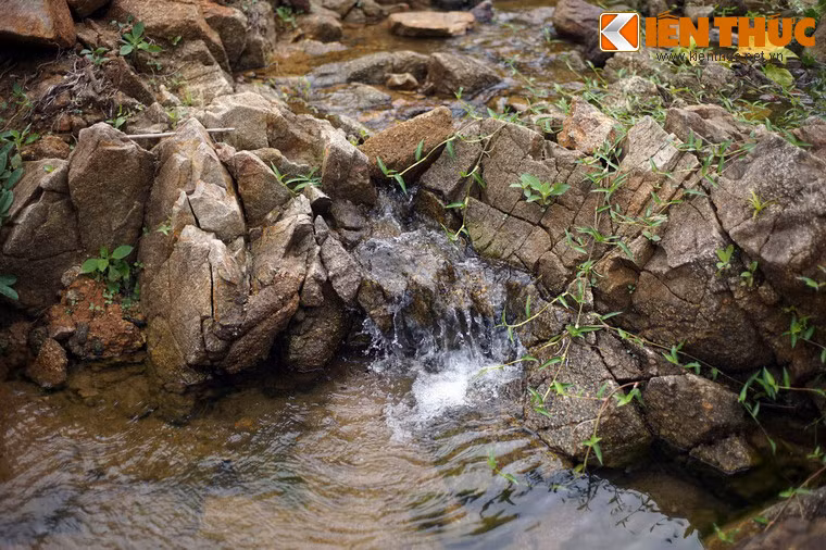 Cách xếp đá này vừa chống xói lở cho bờ suối, vừa tạo thành một hệ thống lọc khiến nước chảy về làng luôn ở trạng thái tinh khiết.