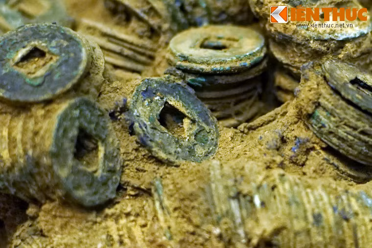 Tiền Ngũ Thù (trọng lượng 5 thù, tương đương 3,23 gram) là những đồng tiền đầu tiên được lưu hành ở Việt Nam. Việc sử dụng tiền tệ thay cho trao đổi vật ngang giá là một bước tiến quan trọng trong nền kinh tế - xã hội đương thời.