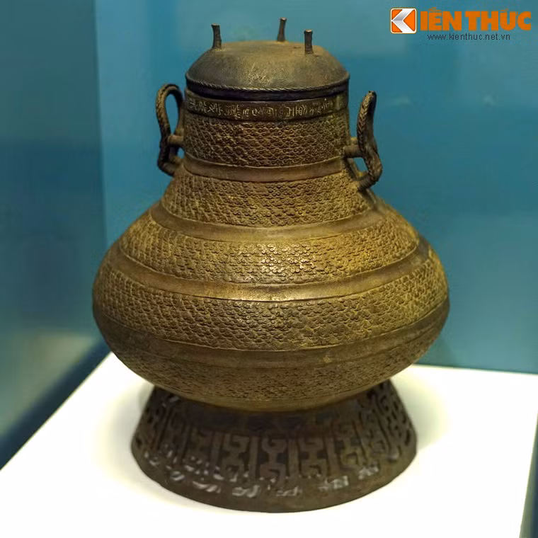 Bình đồng niên đại thế kỷ 1-3, khai quật tại Phú Xuyên, Hà Nội. Chiếc bình có phong cách trang trí, kỹ thuật đúc mang nhiều nét của văn hóa Đông Sơn, chứng minh cho sự bảo tồn của văn hóa Đông Sơn cho đến những thế kỷ đầu công nguyên.