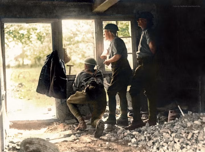 Ba người lính tìm cách quan sát trận địa từ một nhà kho đổ nát ở Pháp trong Thế chiến I, 1917. Ảnh: Imgur.