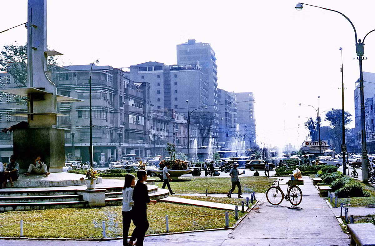 Vườn hoa trước Tòa Đô chánh, đại lộ Nguyễn Huệ, Sài Gòn năm 1971. Khu vực này ngày nay là phố đi bộ Nguyễn Huệ. Ảnh: Mike Vogt.
