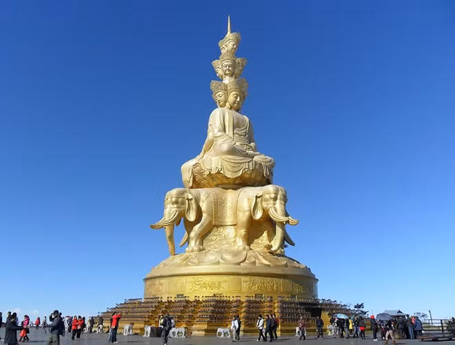 Và trong tổng thời gian 10 năm hoàn thành công trình, phần đỉnh tượng chiếm khoảng 2 năm nghiên cứu, chế tác của các kiến trúc sư.