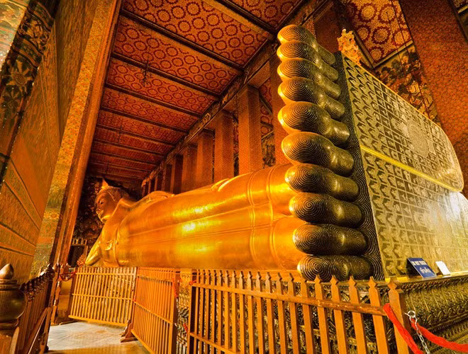 Tượng Phật nằm dài 46m, cao 15m, toàn bộ được dát vàng. Đây là bức tượng Phật lớn nhất ở Thái Lan.