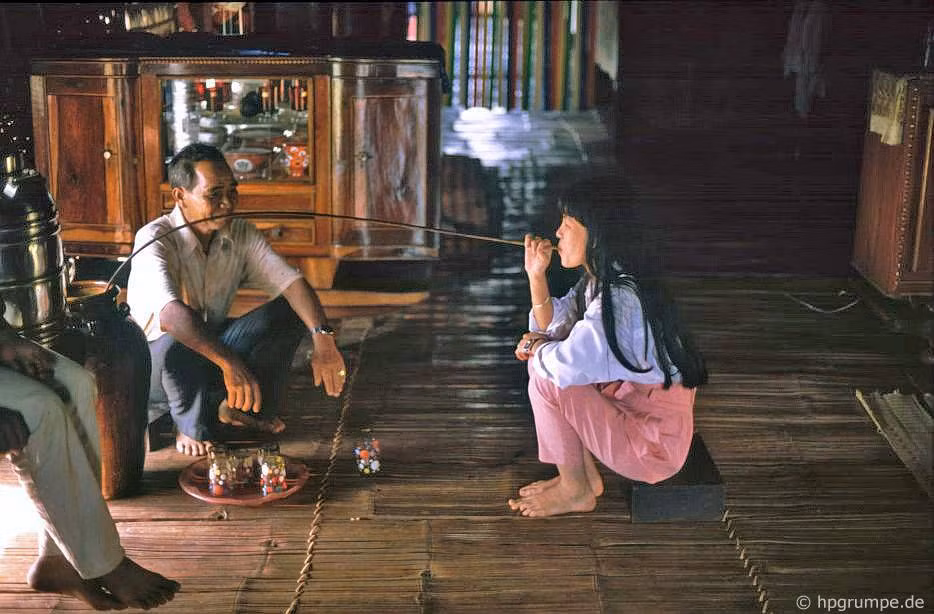 Khách đến uống rượu cần tại nhà rông