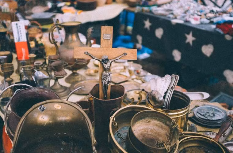 Một loạt các đồ vật dụng được bày la liệt để người mua dễ dàng chọn đồ.