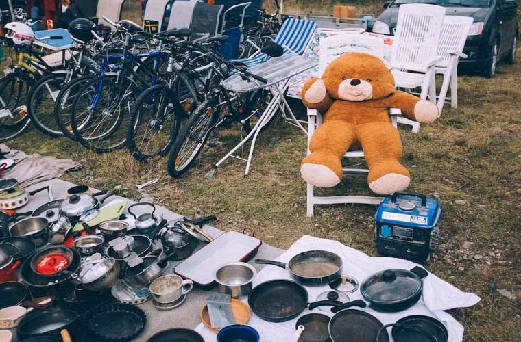 Xoong nồi, xe đạp, ghế và cả gấu bông Teddy đều hiện diện ở nơi đây.