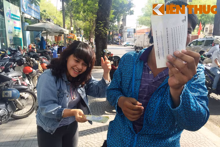 Niềm vui của đôi bạn trẻ khi mua được chiếc vé xem kịch Tấm Cám ở Sài Gòn.