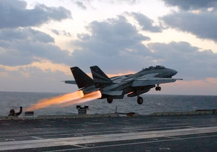 Đến tháng 9/2006, Hải quân Mỹ ngưng sử dụng toàn bộ phi đội F-14 Tomcat. Ngoài Mỹ còn có Iran đang sở hữu loại máy bay này. Ước tính vẫn còn khoảng 20 trong tổng số 79 chiếc F-14 Iran mua từ Mỹ vẫn còn hoạt động được.