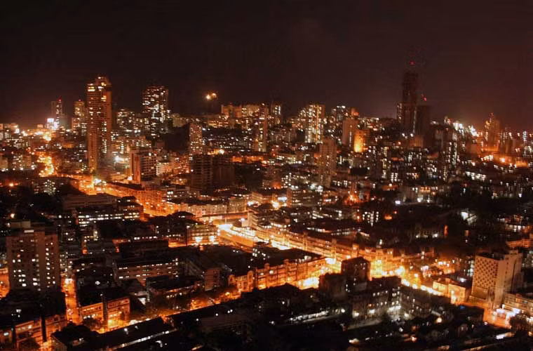 Khi du lịch tới Mumbai, bạn sẽ trở thành một người mơ mộng. Quả thực, những giấc mơ của bạn sẽ trở thành hiện thực hơn bao giờ hết khi tới và “mục sở thị” dòng người hối hả ngược xuôi trên các con phố. Chính lẽ đó, nhiều người đã đặt tên cho Mumbai là “thành phố của những giấc mơ”.
