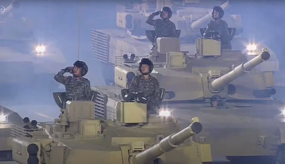 Nhìn qua mẫu xe tăng này có thể thấy ngay một số đường nét giống như thể "vay mượn" từ thiết kế của xe tăng T-14 Armata do Nga sản xuất - được đánh giá là tối tân nhất thế giới hiện nay. Ảnh: KCNA.