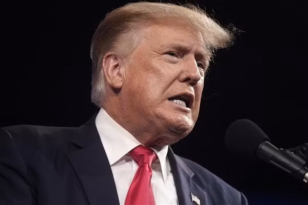 Cuu Tong thong Trump no luc ngan tiet lo ho so thue