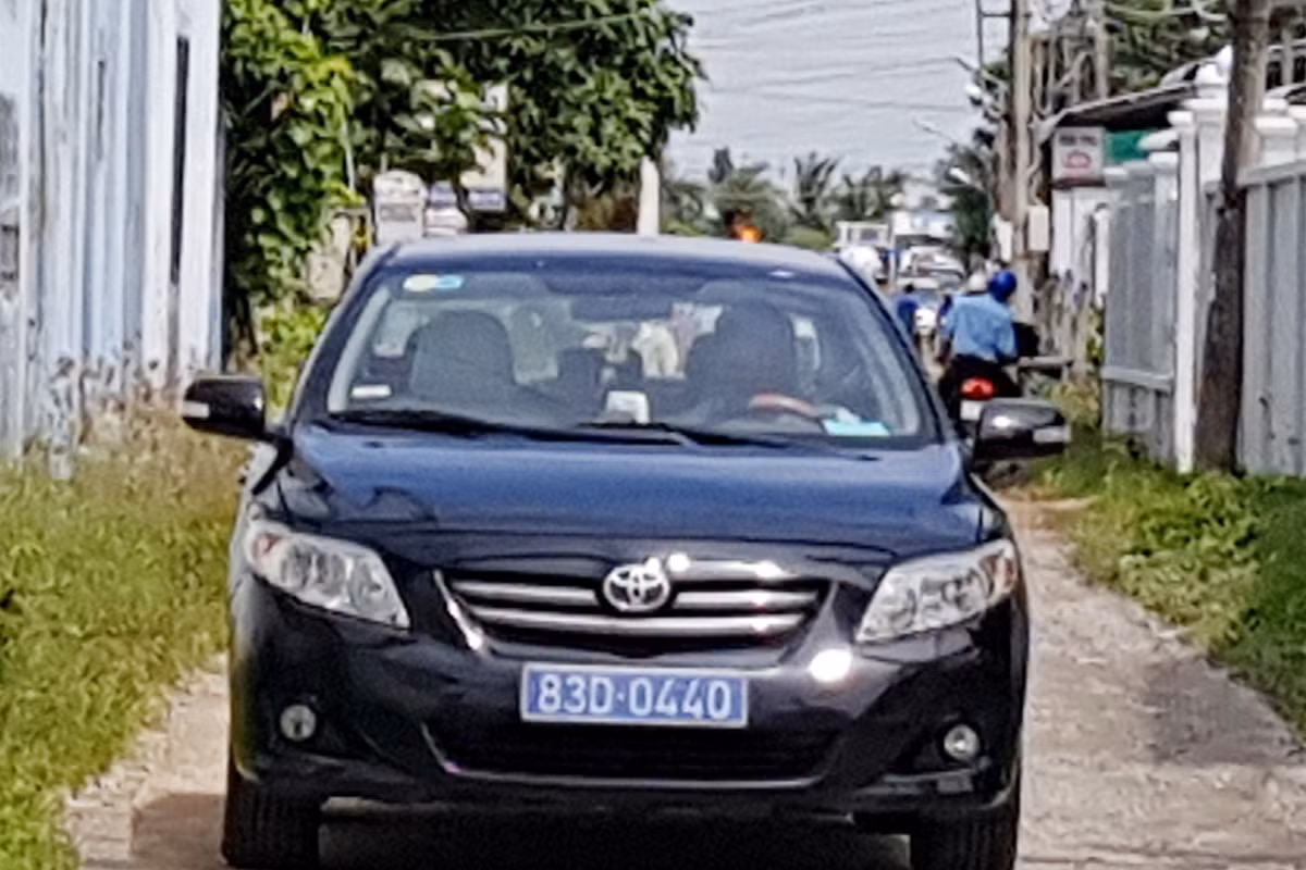 Nhieu xe bien xanh tai le cuoi con Truong Doan DBQH Soc Trang