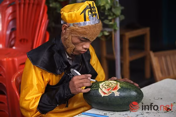 Nê Na chia sẻ thêm, ngoài thời gian đi biểu diễn, "chú khỉ" này còn đi khắc hoa quả để kiếm thêm thu nhập. Công việc của chàng trai này đặc biệt bận rộn vào dịp lễ, tết khi lịch biểu diễn kín đặc mà khách hàng đặt hoa quả khắc lại nhiều.