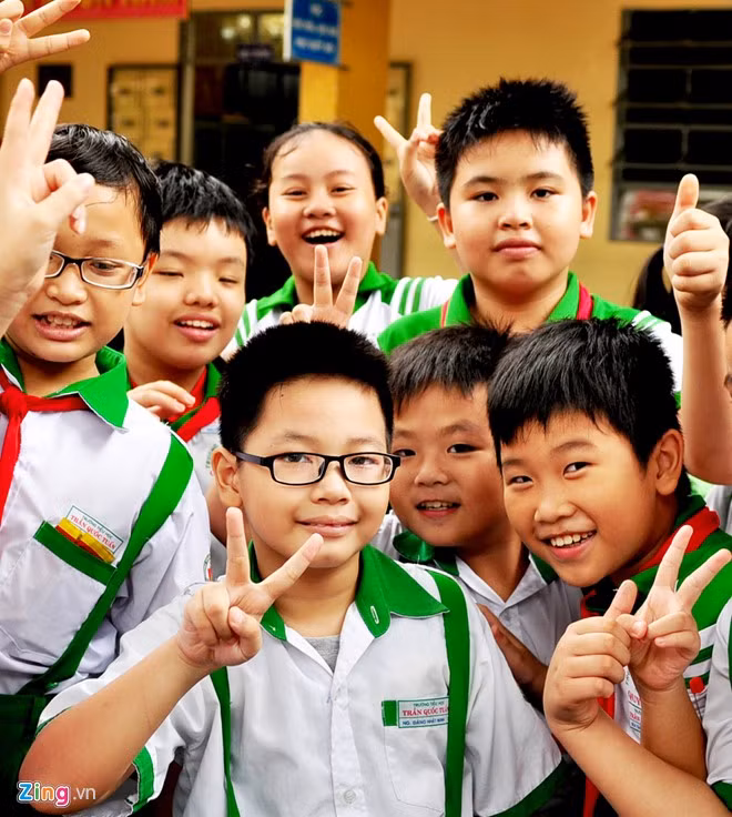 Cô giáo Hồ Thị Hồng Tâm, Hiệu trưởng trường Tiểu học Trần Quốc Tuấn, thổ lộ từ khi Nhật Minh vào lớp 1, nhiều cô giáo ở trường đã phát hiện khả năng nói tiếng Anh của Nhật Minh.