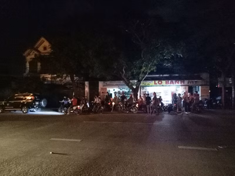 Ảnh lực lượng chức năng phong tỏa hiện trường vụ sập cần cẩu ở Nghệ An. Nguồn ảnh: Xây dựng.
