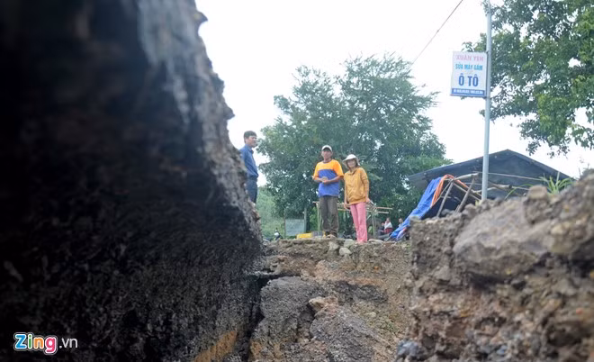 Theo ông Trí, lũ còn gây sạt trượt taluy đường nhiều điểm trên quốc lộ 1 thuộc địa phận xã An Hiệp. Hệ thống thoát nước dọc, ngang chảy tràn qua quốc lộ 1 dễ gây xói lở đường ở đoạn qua thôn Phú Tân, xã An Cư (đều ở huyện Tuy An).