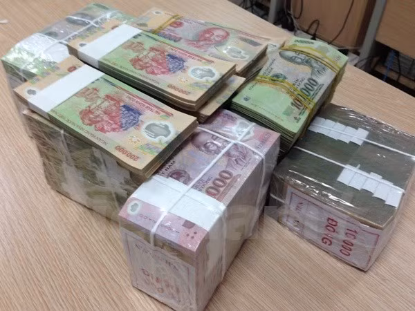Cảnh nợ nần chồng chất, sức ép của các chủ nợ khiến không ít nghĩ quẩn tìm tới cái chết mong giải thoát. Cũng tại Thanh Hóa, một phụ nữ đã tự tử do vỡ nợ. Nạn nhân được xác định là chị Lê Thị Hằng (sinh năm 1974). Đây là người chuyên cho vay lãi trên địa bàn. Nguyên nhân ban đầu được xác định, chị H. đã cho một đối tượng trên địa bàn vay với số tiền hàng chục tỷ đồng. Tuy nhiên, các con nợ bỏ trốn nên chị H. vỡ nợ, sau đó đã treo cổ tự sát. Nguồn ảnh minh họa: VietnamPlus.