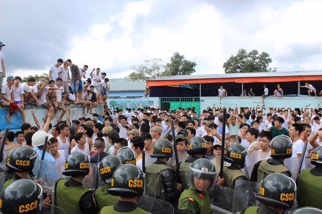 Học viên bị lực lượng cảnh sát cơ động trấn áp. Ảnh: Ngọc An.