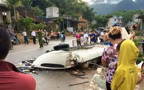 Một vụ tai nạn hy hữu đã xảy ra tại Thanh Hoá, chiếc xe khách va chạm với một xe ben, khiến xe khách bị bay mất nóc, rất may vụ tai nạn không có thương vong, hành khách trong xe chỉ bị thương. Hình ảnh nóc xe khách văng ra đường sau vụ tai nạn giao thông. Nguồn ảnh: Tuổi Trẻ.