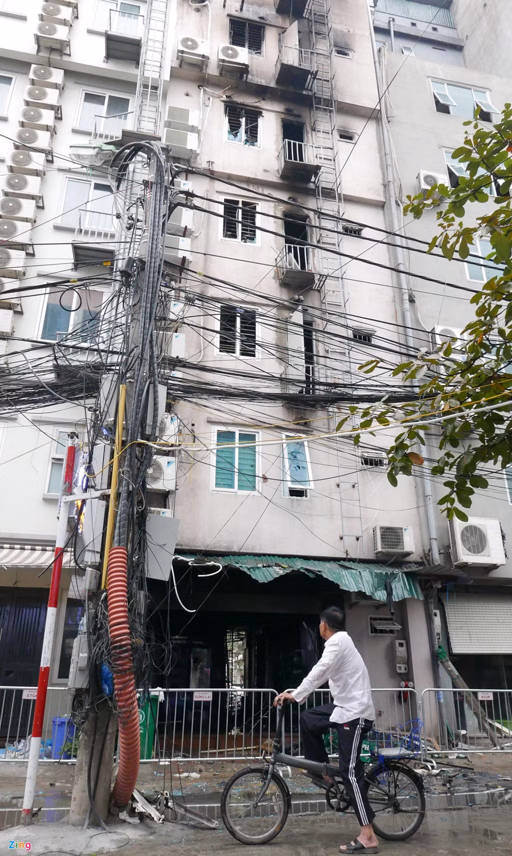 Mặt sau các ngôi nhà này cũng được phong toả phục vụ việc điều tra.