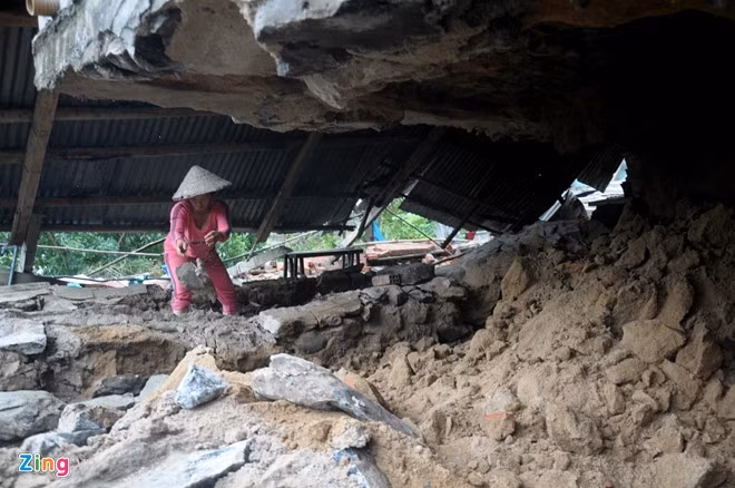 Điểm sạt trượt quốc lộ 1 gây dư chấn dây chuyền kéo theo ba nhà dân ở thôn Cần Lương (xã An Dân, huyện Tuy An, tỉnh Phú Yên) bị sụp đổ. Chính quyền địa phương phải sơ tán khẩn cấp 12 nhân khẩu đến ở tạm nhà dân vùng cao an toàn.