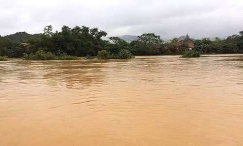 Từ ngày 8-9/11, do ảnh hưởng của đợt không khí lạnh mạnh từ phía bắc tràn xuống, nhiều nơi ở Tây Bắc Bộ đã có mưa vừa, mưa to đến rất to. mực nước sông Hồng ở Lào Cai bất ngờ dâng cao, lên mức 79,13m. Đây là mực nước cao nhất đo được ở Lào Cai trong 30 năm qua. Ảnh minh họa. Nguồn ảnh: Dân Việt.