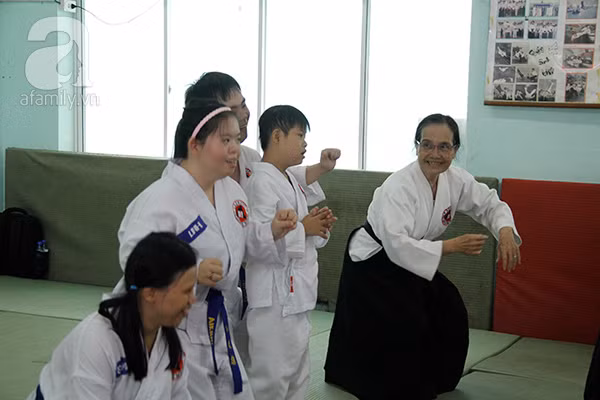 Cả chục năm là quãng thời gian cô Nguyễn Thị Thanh Loan (TP HCM) dạy võ miễn phí cho trẻ em khuyết tật. Không chỉ là người thầy truyền dạy võ thuật rèn luyện sức khỏe, cô còn là người bạn thân thiết của các học viên. Nguồn ảnh: Afamily.