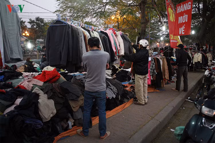 Những cửa hàng này rất cơ động, và chỉ hoạt động vào giờ tan tầm, khi các công nhân về nhà từ chỗ làm.