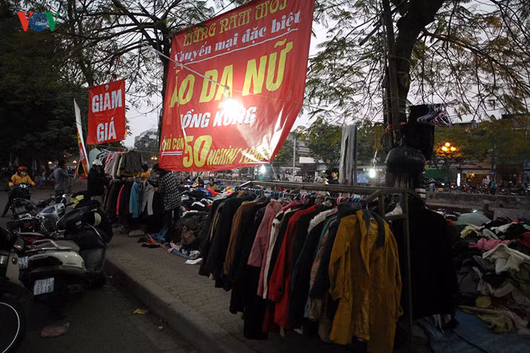 Những bộ quần áo nhàu nát, không biết là mới hay cũ.