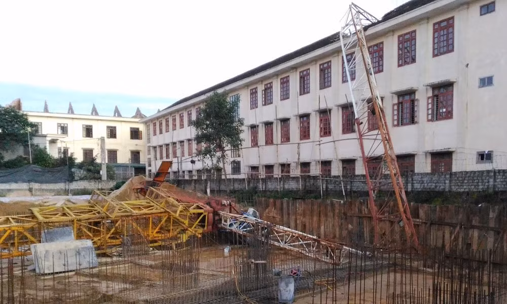 Nhiều lần, những "vật thể lạ" bất ngờ rơi xuống gây ra cái chết thương tâm cho nạn nhân xấu số. Cùng điểm lại những vụ tai nạn từ trên trời rơi xuống gây xôn xao dư luận. Tháng 11/2016, khi đang đứng tại sân trường, một nam sinh trường THPT Lê Viết Thuật (TP.Vinh, Nghệ An) không may bị chiếc cần cẩu đổ sập, đè trúng và tử vong ngay tại chỗ. Nguồn ảnh: báo Xây Dựng.