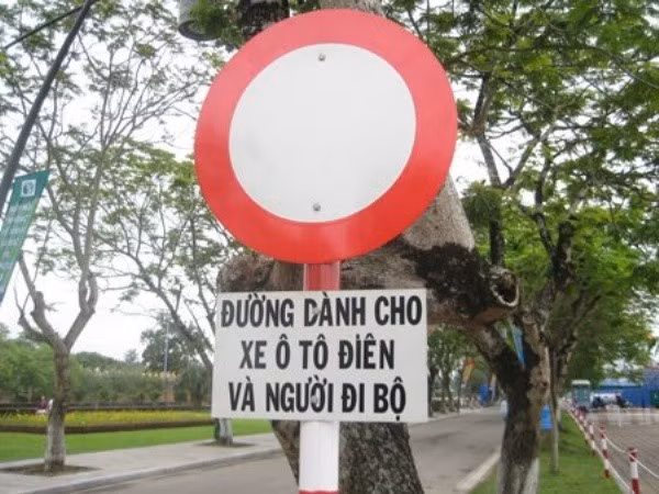 Tấm biển báo giao thông bá đạo ở Việt Nam khiến nhiều người không khỏi ngơ ngác. Tuy nhiên, dòng chữ trên biển báo bị sai nghĩa là do lỗi chính tả, "ô tô điện" bị mất dấu nặng ở chữ "điện".