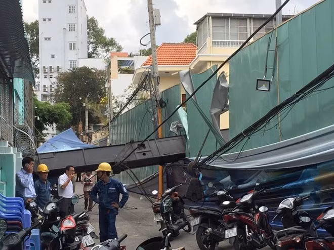 Đây không phải lần đầu xảy ra vụ sập cần cẩu vào trường học. Hồi tháng 5 vừa qua, cần cẩu thi công công trình dự án căn hộ cao cấp TopLife Tower trên đường Điện Biên Phủ bất ngờ đổ sập vào Trường mầm non phường 11 (quận 10, TP HCM) khiến nhiều học sinh, giáo viên sợ hãi. Nguồn ảnh: Zing.