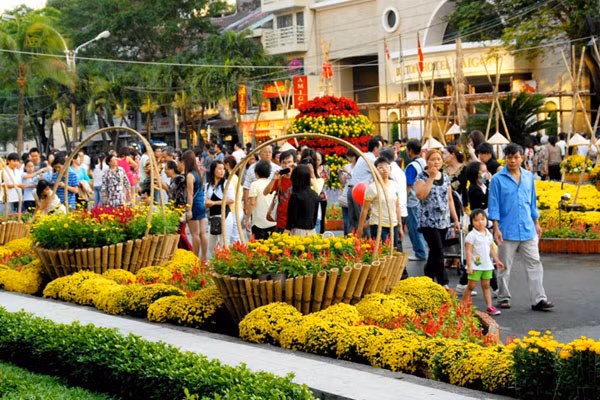 Tuần qua một trong số những sự kiện được dư luận quan tâm đó là Bộ Lao động - Thương binh và Xã hội phát đi thông báo chính thức về lịch nghỉ Tết Nguyên đán 2017. Cụ thể, cán bộ, công chức, viên chức và người lao động của các cơ quan hành chính, sự nghiệp, tổ chức chính trị - xã hội sẽ được nghỉ Tết Âm lịch 2017 liên tục từ ngày 26/1 tới 1/2/2017 (tức từ ngày 29 tới hết mùng 5 Tết). Như vậy, dịp nghỉ Tết Nguyên đán 2017, công chức, viên chức nghỉ liền 7 ngày. Nguồn ảnh: VTC.