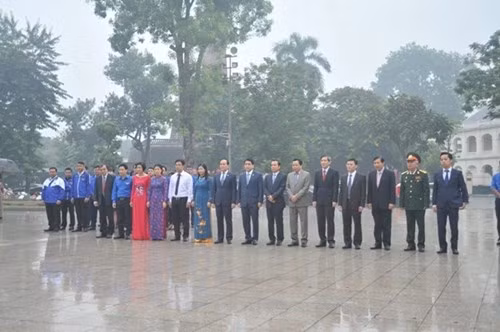 Sáng 7/11, lãnh đạo UBND TP Hà Nội đã đến dâng hoa tưởng niệm tại tượng đài V.I Lenin nhân kỷ niệm 99 năm Cách mạng Tháng Mười Nga (7/11/1917 - 7/11/2016).