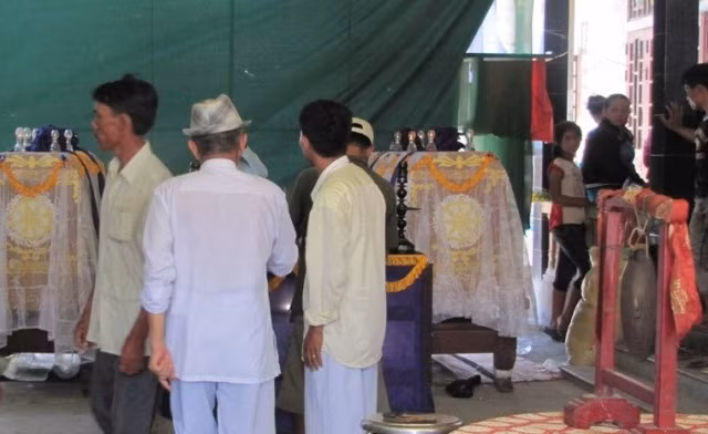 Hồi tháng 6/2015, vụ tai nạn lật thuyền khiến cả gia đình 3 người tử vong ở phá Tam Giang khiến dư luận không khỏi xót xa. Khi đang thả lưới trên vùng phá Tam Giang thuộc địa bàn xã Phú Xuân, huyện Phú Vang, tỉnh Thừa Thiên - Huế, 3 người trong gia đình anh Trần Văn Hạ, SN 1992, thôn Lê Bình, xã Phú Xuân đã bị lật thuyền, chết đuối. Ảnh bà con xóm chài Phú Xuân đến giúp gia đình lo mai táng. Nguồn ảnh: Phunu Online.