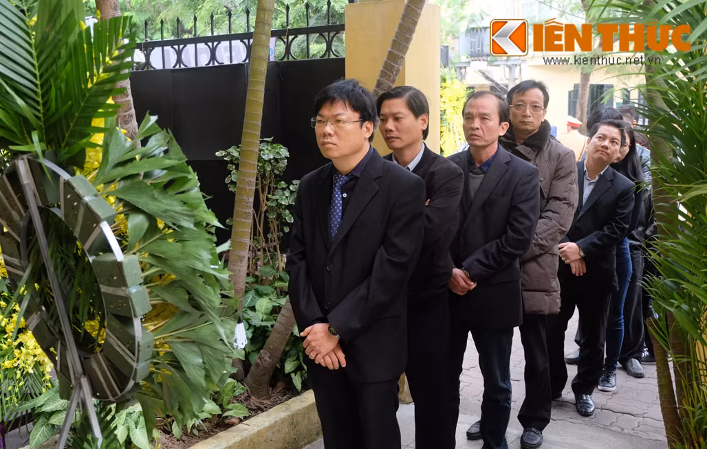 Người dân thành kính, nghiêm trang vào bên trong kính viếng bày tỏ tình cảm sâu sắc với nhà lãnh đạo vĩ đại của dân tộc Cuba.