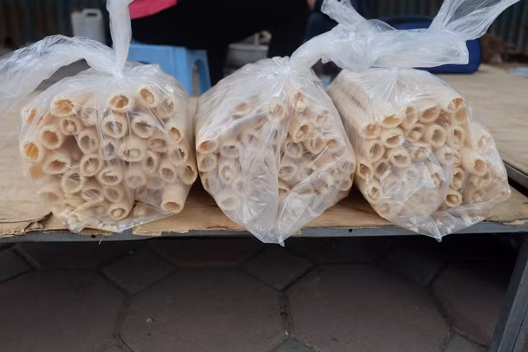Ngay giữa lòng phố thị, với 10.000 đồng khách đã mua được một túi bỏng gạo - “đặc sản” của tuổi thơ để nhấm nháp ngày đông lạnh.