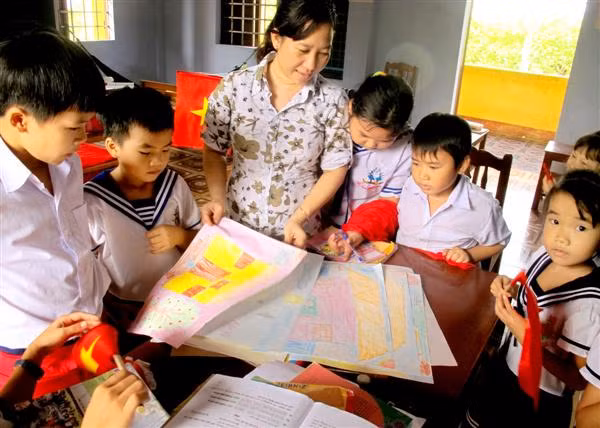 Khó khăn, vất vả, xa gia đình đi dạy học ở nơi đầu sóng ngọn gió, những thầy cô giáo "cắm đảo" là những nhà giáo đặc biệt, họ yêu nghề, yêu học trò và tận tụy với công việc. Ảnh cô giáo Bùi Thị Nhung ở đảo Trường Sa Lớn đang dạy các em học sinh. Nguồn ảnh: VTC.