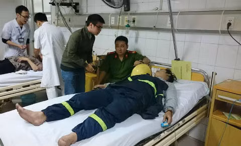 Bất chấp nguy hiểm, khi làm nhiệm vụ, nhiều tấm gương chiến sỹ PCCCđã nhường mặt nạ dưỡng khí để cứu người. Hình ảnh chiến sỹ Đỗ Hải Nam bị ngạt khí sau khi nhường mặt nạ dưỡng khí cho một trẻ nhỏ trong lần cứu hỏa khu đô thị Xa La (Hà Đông) hồi tháng 10 năm ngoái. Nguồn ảnh: VTC News.