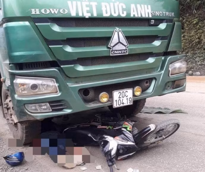 Ngày 18/11, một vụ va chạm xe tải với xe máy đã xảy ra tại TL151, đoạn qua thôn Tà Khuấn, xã Sơn Thủy, huyện Văn Bàn, tỉnh Lào Cai khiến người điều khiển xe máy tử vong tại chỗ. Tại hiện trường, chiếc xe máy nằm gọn trong gầm xe tải. Nguồn ảnh: Giao thông.