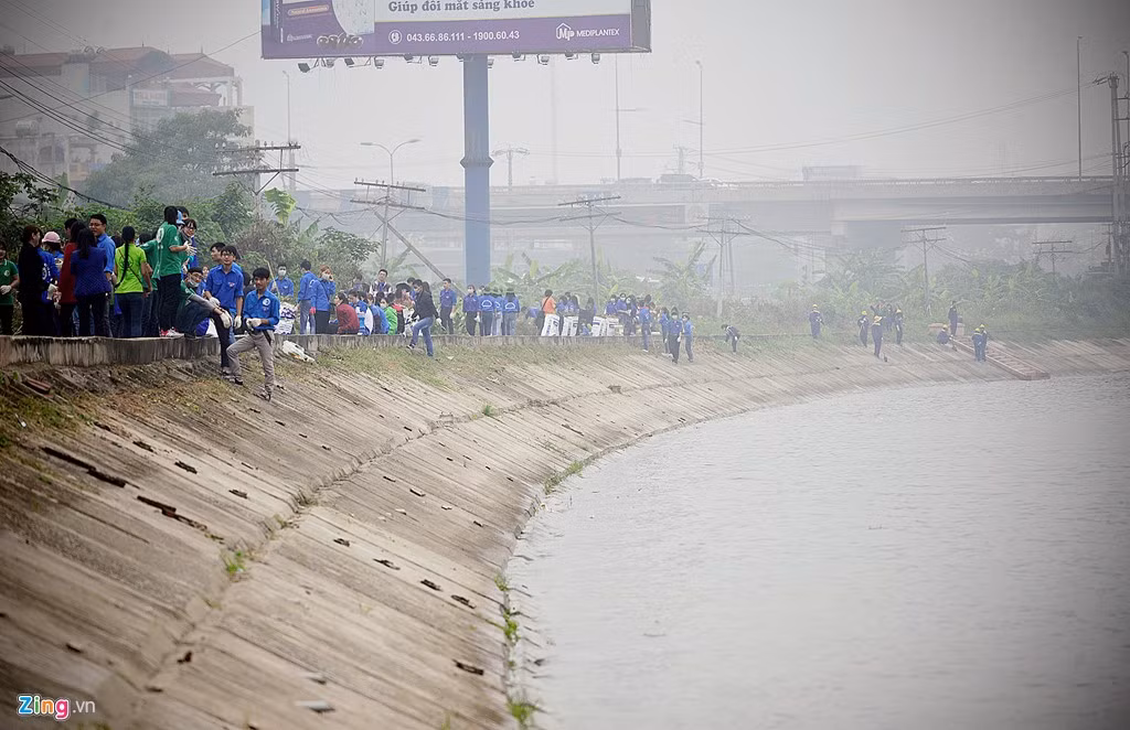 Sau khi dọn dẹp, xung quanh hồ Linh Đàm (đoạn song song với đường Giải Phóng) trở nên sạch sẽ và thoáng hơn.