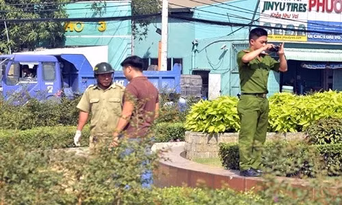 Lực lượng chức năng đang ghi nhận hiện trường. Ảnh: Thuận Lâm.