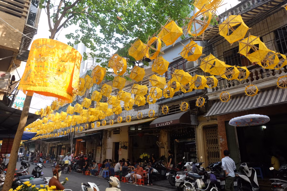 Nằm trong chuỗi sự kiện để chào mừng ngày Di sản văn hoá Việt Nam (23/11) năm 2016, 1.000 chiếc guồng quay tơ vàng óng đã được treo dọc phố Đào Duy Từ - Hà Nội khiến con phố trở nên lạ mắt.